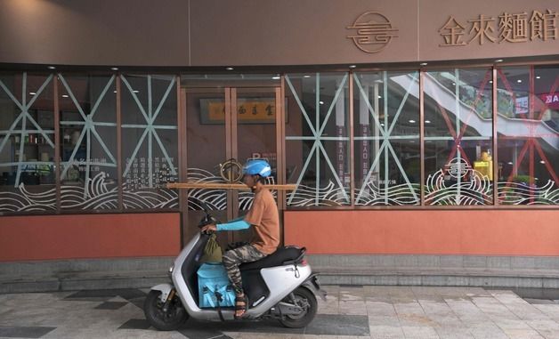 [포토] 태풍 라가사 대비 창문 테이핑한 중국 식당