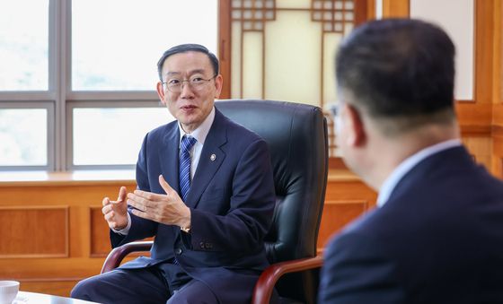 대화하는 이명구 관세청장