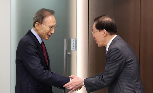 악수하는 이명박 전 대통령과 이석연 국민통합위원장