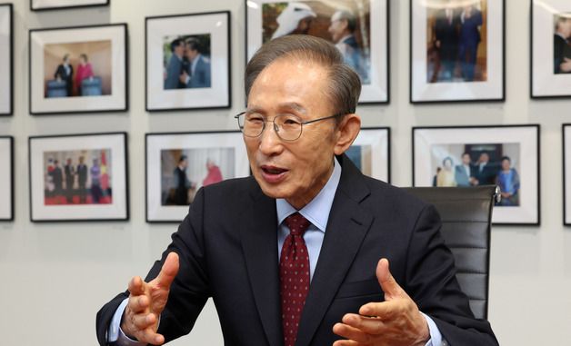 대화하는 이명박 전 대통령