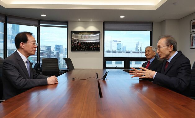 이석연 국민통합위원장과 대화하는 이명박 전 대통령