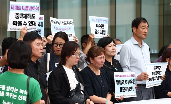 침통한 표정의 아리셀 참사 유가족들