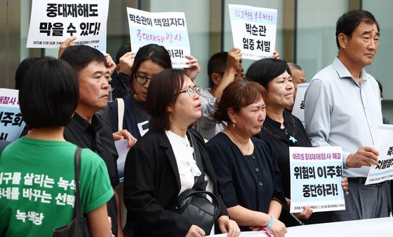 비통한 표정의 아리셀 참사 유가족들