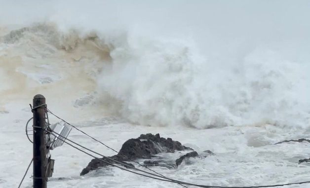 [포토] 태풍 라가사 영향으로 높은 파도 치는 대만 해안