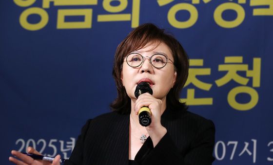 취재진 질문에 답하는 양금희 경북도 경제부지사