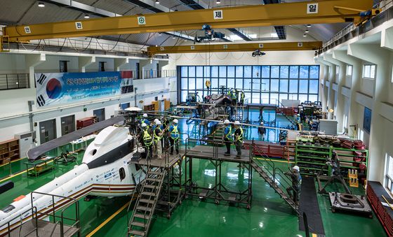 수리온 정비 실습하는 이라크 교육생들