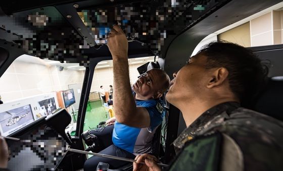 수리온 정비 교육 받는 이라크 교육생