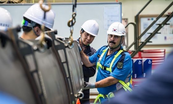 수리온 정비 교육 받는 이라크 교육생들
