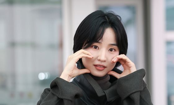 '애마' 방효린, 출국