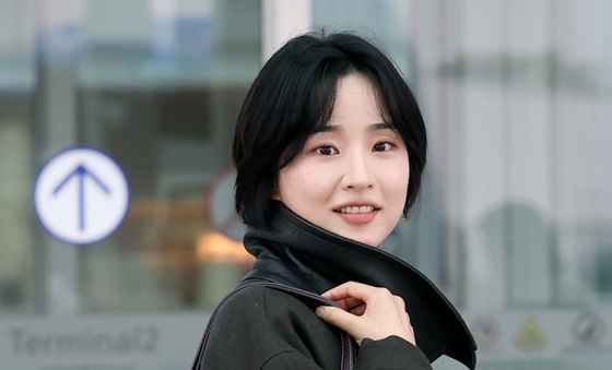방효린, 출국하는 애마부인