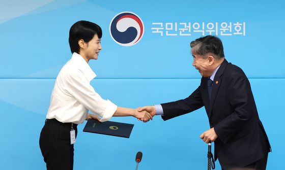 위촉장 전달받는 김주하 자립청년 명예멘토