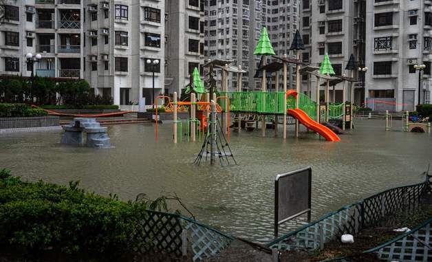 [포토] 태풍 '라가사' 강타한 홍콩의 물에 잠긴 놀이터