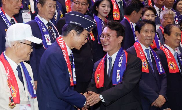 재향군인회장과 악수하는 김민석 총리