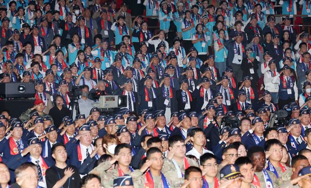 국기에 대한 경례하는 재향군인회 회원들