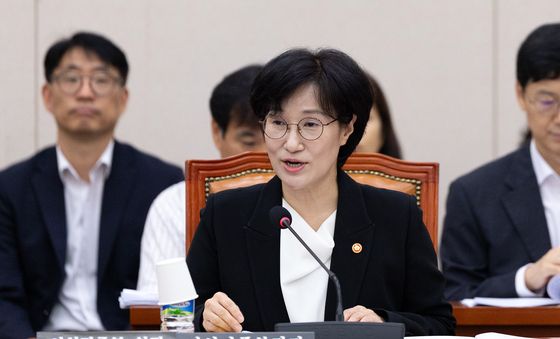 국회 여가위 인사말하는 원민경 장관