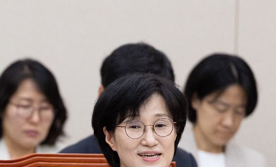 국회 여가위 출석한 원민경 장관 인사말