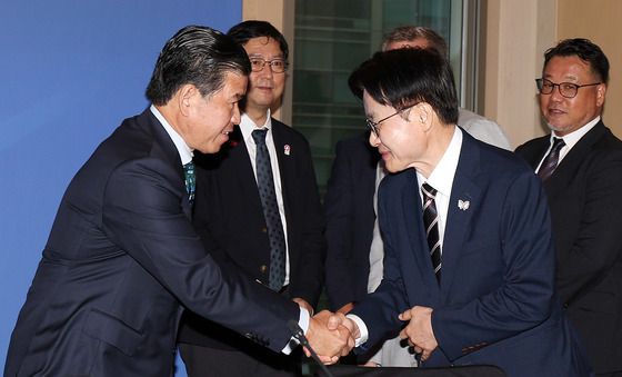 암참 회장과 인사 나누는 김정관 산업장관