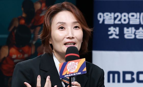 '신인감독 김연경' 제발회 진행하는 박경림