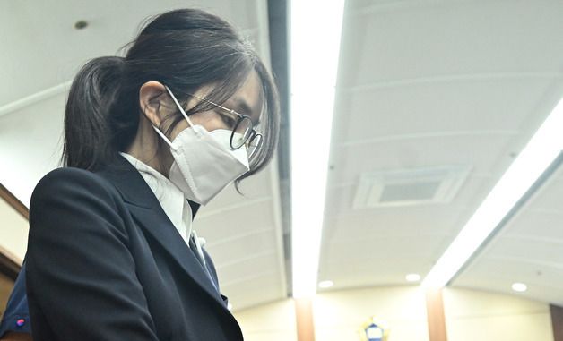 굳은 표정으로 법정 들어서는 김건희 여사