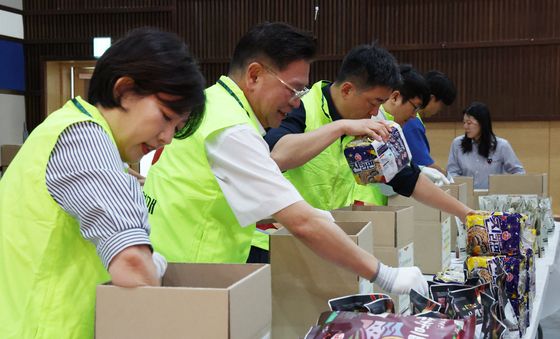 추석 꾸러미 포장하는 자원봉사자들