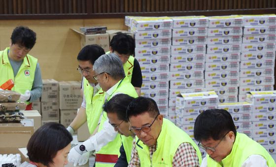 추석 꾸러미 포장하는 자원봉사자들