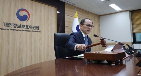 전체회의 개회 알리는 고학수 위원장