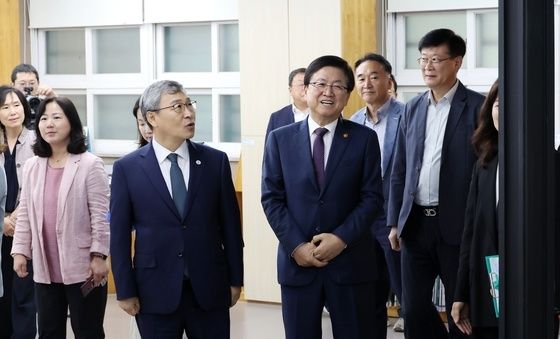 최교진 부총리, 교육활동 보호를 위한 현장교원 간담회 참석