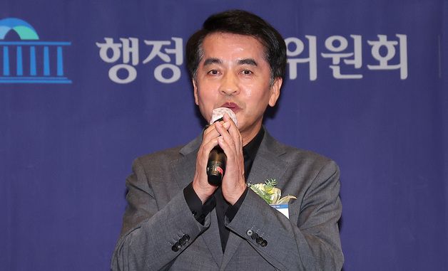 소감 말하는 최재형 보은군수