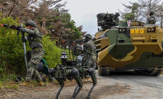 전진 수색정찰하는 해병대 다족 로봇