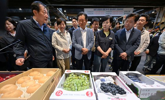 추석 과일 살펴보는 정청래