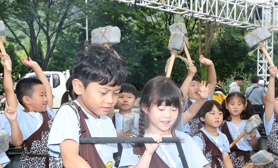 꼬치구이에 빠진 어린이들