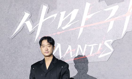 포즈 취하는 조우진