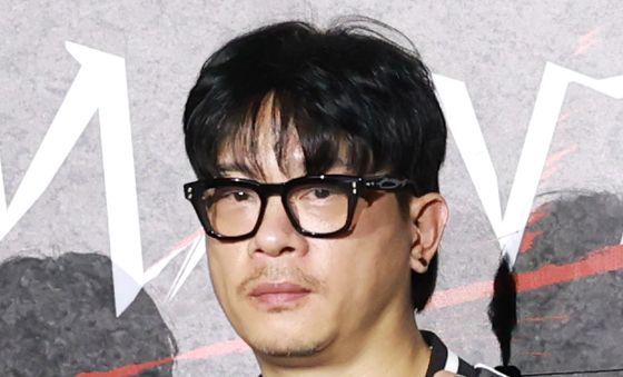 포즈 취하는 이태성 감독