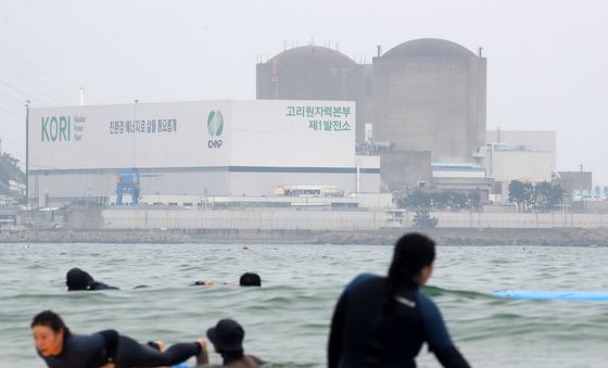 파도 즐기는 서퍼 뒤로 보이는 '고리 2호기'