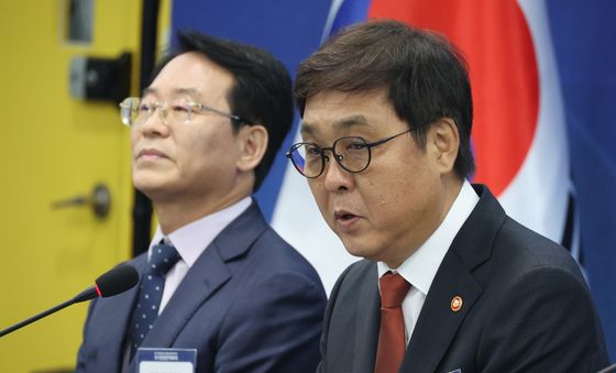 안건보고하는 최휘영 문체부 장관