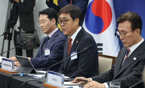 안건보고하는 최휘영 문체부 장관