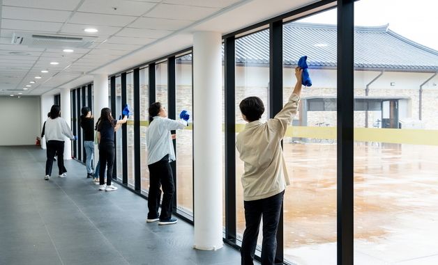 경주 숭문대 시설 정비활동 중인 임승경 국립경주문화유산연구소장