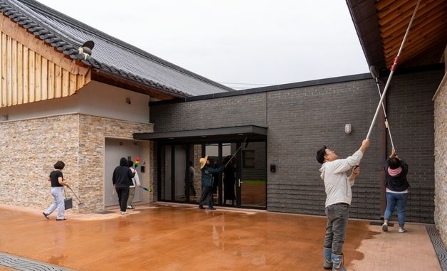 경주 숭문대 시설 정비활동 중인 국립경주문화유산연구소 직원들