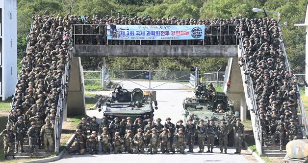 기념사진 찍는 다국적 연합군 장병들