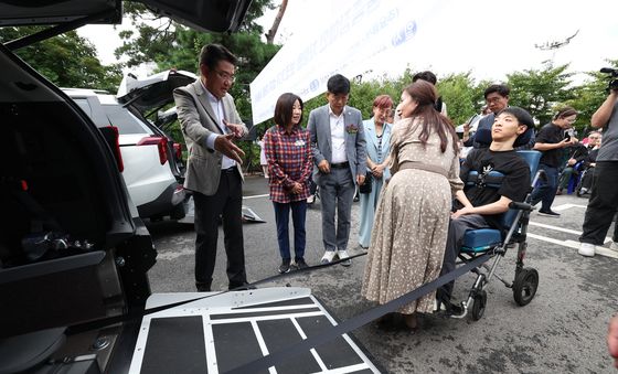 '중증장애인 차량용 보조기기 지원' 설치 차량 시승 행사