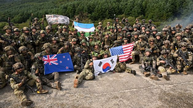 기념 촬영하는 다국적 연합군 장병들