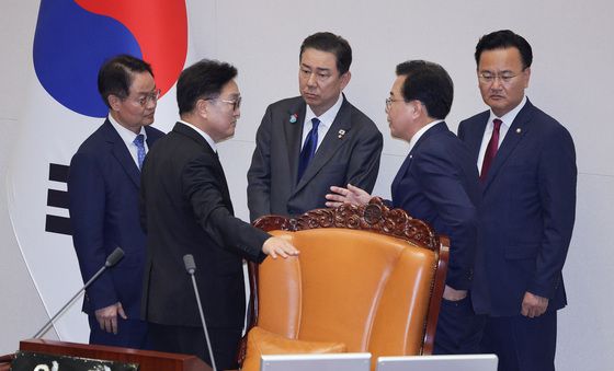 여야 원내대표와 대화하는 우원식