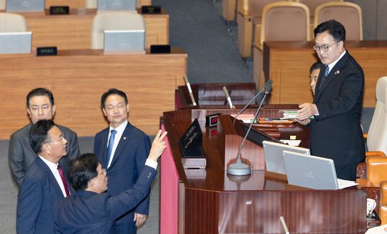 여야 원내대표가 의장석으로 향한 까닭은?