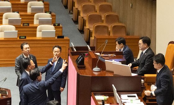 패스트트랙 지정 표결로 부딪힌 여야