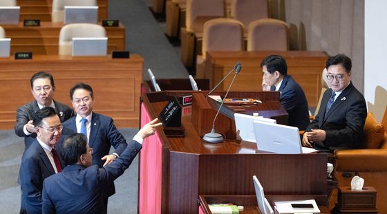 패트 지정 표결서 투표수 1장 더 많아 논란…여야 고성 충돌