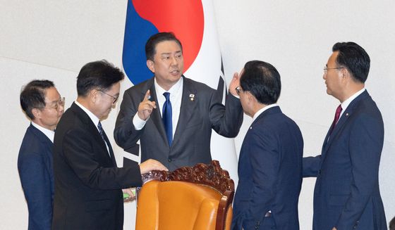 의장석에서 대화 나누는 의장과 여야 원내대표