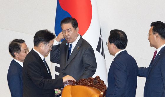 날카로운 신경전