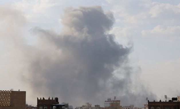 [포토] 이스라엘 공습으로 연기 피어오르는 예멘 사나