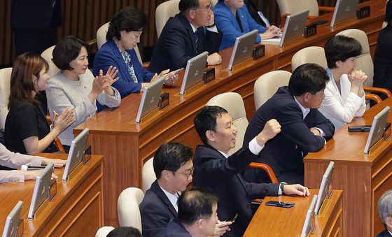정부조직법 통과 환호하는 김용민