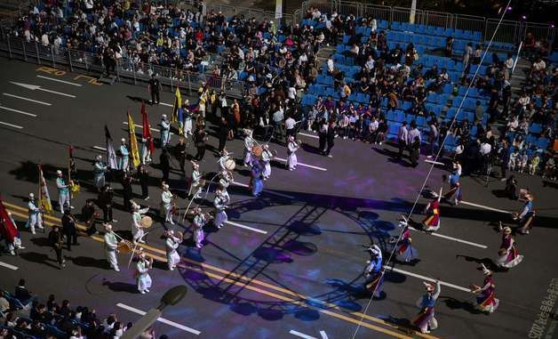 도로 위 수놓은 흥겨운 춤사위